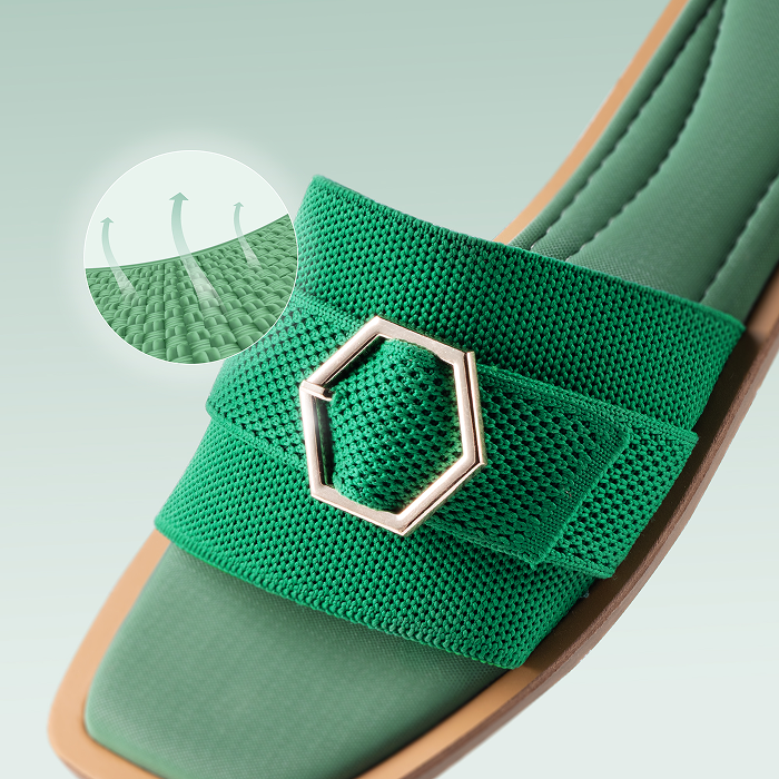Snug, Airy Feel with Woven Knit Design