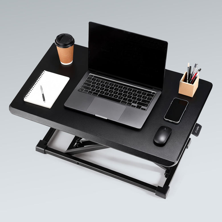 Spacious Work Surface for a Clutter-Free Setup